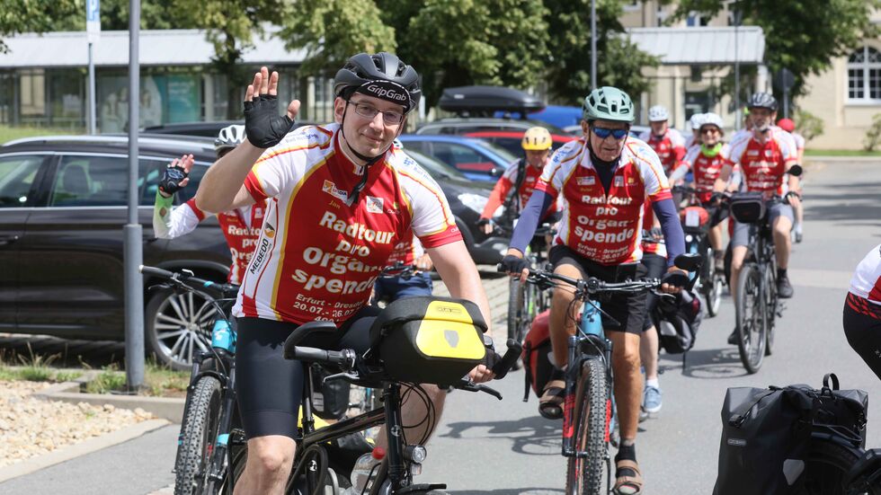 Die „Radtour pro Organspende“ bei der Ankunft auf dem HBK-Gelände.