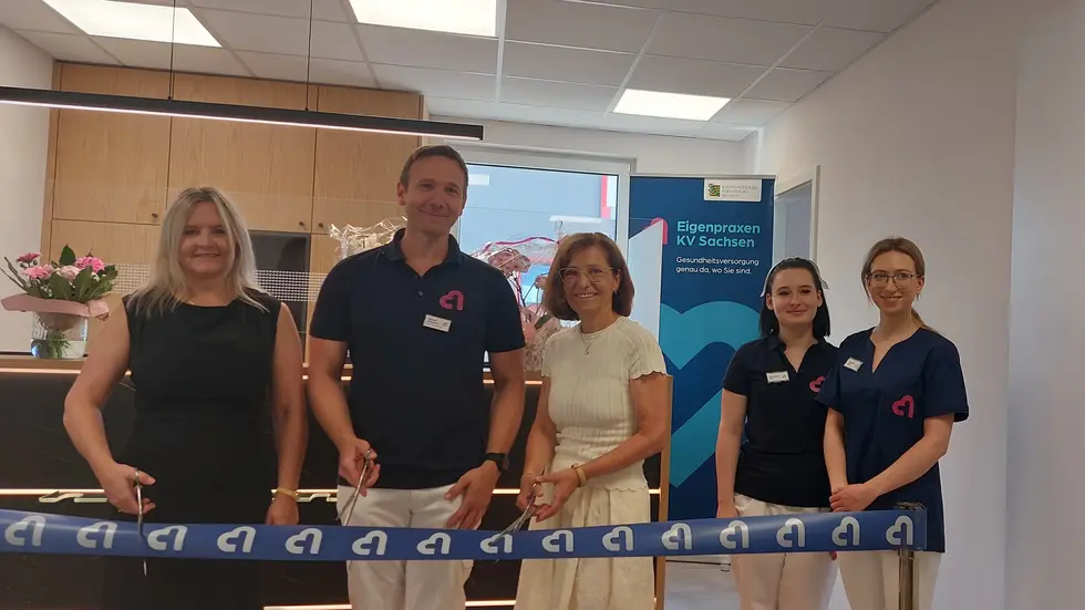 Die symbolische Eröffnung übernahmen Manuela Sipli, Carmen Baumgart (beide KV Sachsen), der leitende Arzt Samuel Hofmann (2.v.l.) und seine Medizinischen Fachangestellten, Schwester Kim und Schwester Sarah (beide rechts). Die symbolische Eröffnung übernahmen Manuela Sipli, Carmen Baumgart (beide KV Sachsen), der leitende Arzt Samuel Hofmann (2.v.l.) und seine Medizinischen Fachangestellten, Schwester Kim und Schwester Sarah (beide rechts).