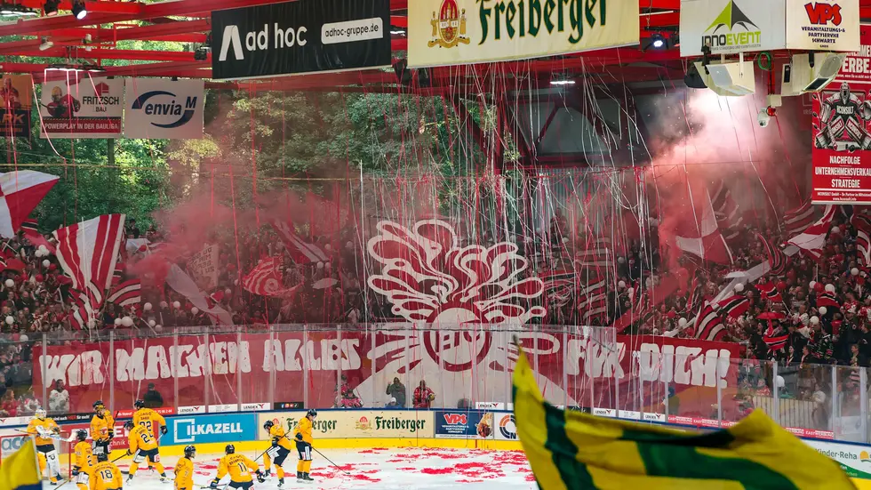 Bei der Choreo flogen rote und weiße Papierschlangen u.a. in die Dachkonstruktion und aufs Eis. Bei der Choreo flogen rote und weiße Papierschlangen u.a. in die Dachkonstruktion und aufs Eis.