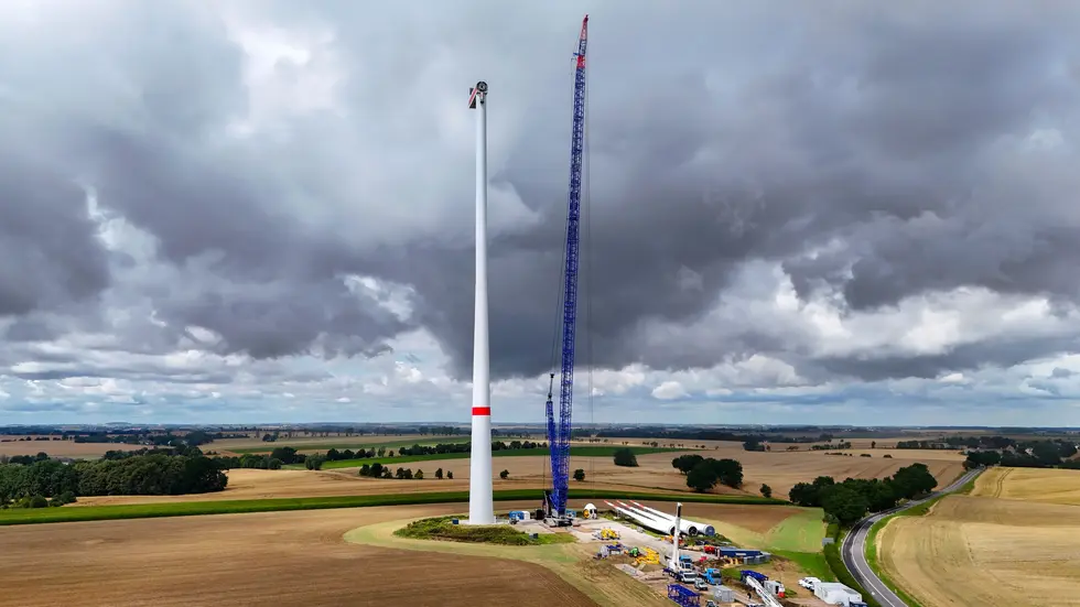 Die Rotorblätter liegen bereits am Boden.