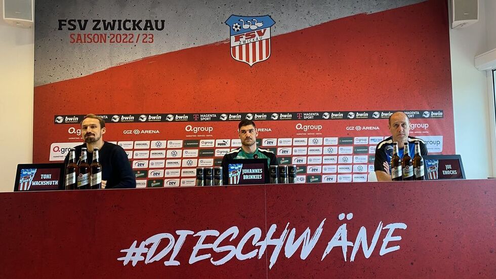 In der Pressekonferenz standen (v.l.) Sportdirektor Toni Wachsmuth, Kapitän Johannes Brinkies und Cheftrainer Joe Enochs Rede und Antwort. 