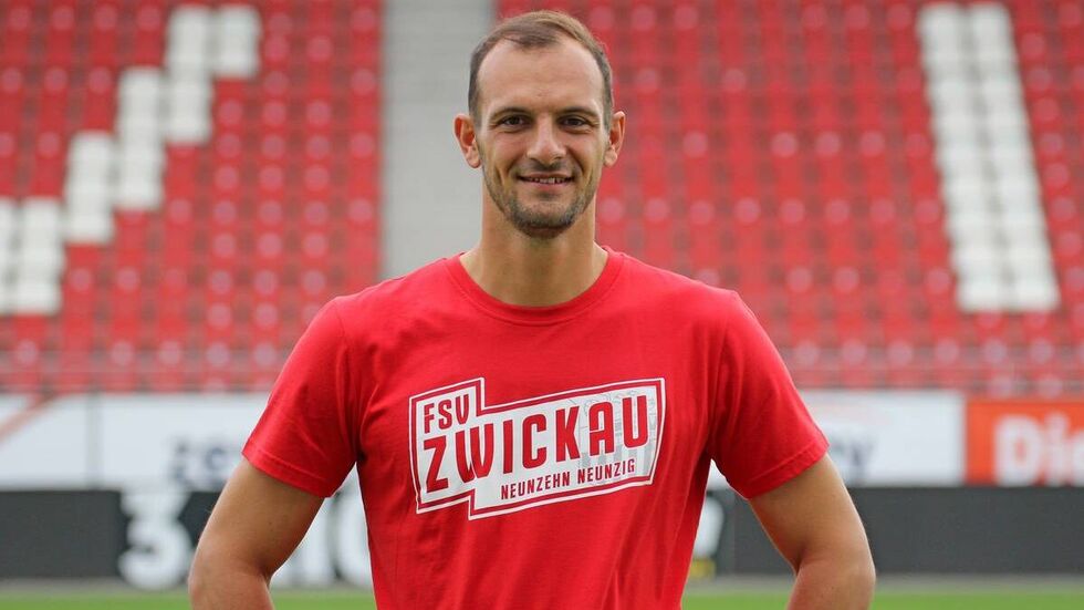 Marcel Engelhard war zuletzt in der 1. südafrikanischen Liga unter Vertrag. Marcel Engelhard war zuletzt in der 1. südafrikanischen Liga unter Vertrag.