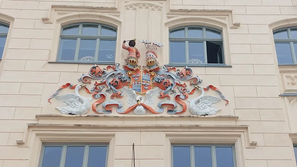 Das Wappen der Stadt Zwickau an der Rathausfassade.
