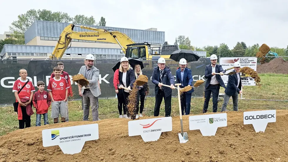 Beim Spatenstich Hand angelegt haben unter anderem OB Constance Arndt (2.v.l. mit Helm) und Jörg Bechmann, Niederlassungsleiter von Goldbeck Sachsen (3.v.r.). Beim Spatenstich Hand angelegt haben unter anderem OB Constance Arndt (2.v.l. mit Helm) und Jörg Bechmann, Niederlassungsleiter von Goldbeck Sachsen (3.v.r.).