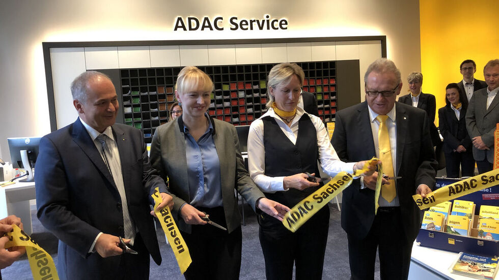 ADAC-Sachsen-Chef Klaus Klötzner, Bürgermeisterin Kathrin Köhler, Geschäftsstellenleiterin Dana Siegel und Schatzmeister Detlef Hastreiter (v.l.) beim Durchschneiden des Bandes. © Redaktion ADAC-Sachsen-Chef Klaus Klötzner, Bürgermeisterin Kathrin Köhler, Geschäftsstellenleiterin Dana Siegel und Schatzmeister Detlef Hastreiter (v.l.) beim Durchschneiden des Bandes. © Redaktion