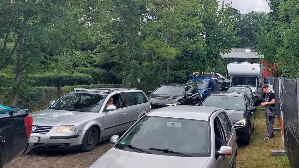 Großer Andrang: Beim Einfahren auf das Festival-Gelände teilte sich die Schlange in zwei Spuren auf. Großer Andrang: Beim Einfahren auf das Festival-Gelände teilte sich die Schlange in zwei Spuren auf.