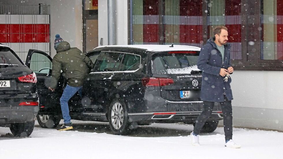 Nach einer Umarmung trennen sich die Wege von Joe Enochs und Toni Wachsmuth. 