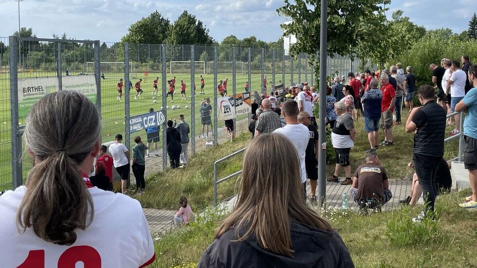 FSV-Fans als Zaungäste beim Trainingsauftakt