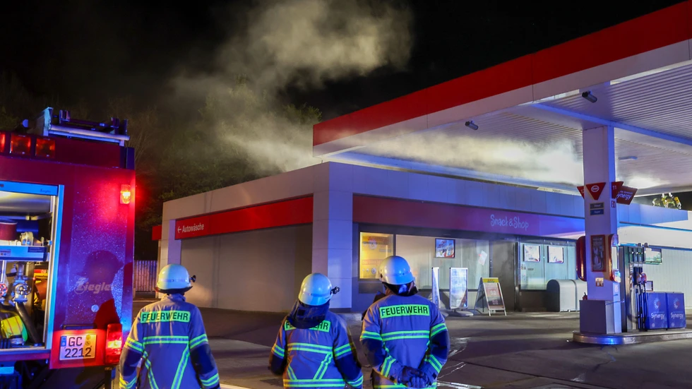Die Feuerwehr konnte den Brand im Tankstellengebäude schnell eindämmen.