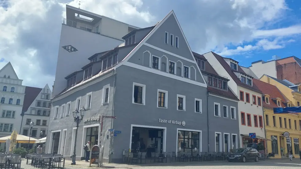 Die "Kanonenkugel vom krummen Schuss zu Zwickau" steckt links unterm Giebel des Eckhauses... Die "Kanonenkugel vom krummen Schuss zu Zwickau" steckt links unterm Giebel des Eckhauses...