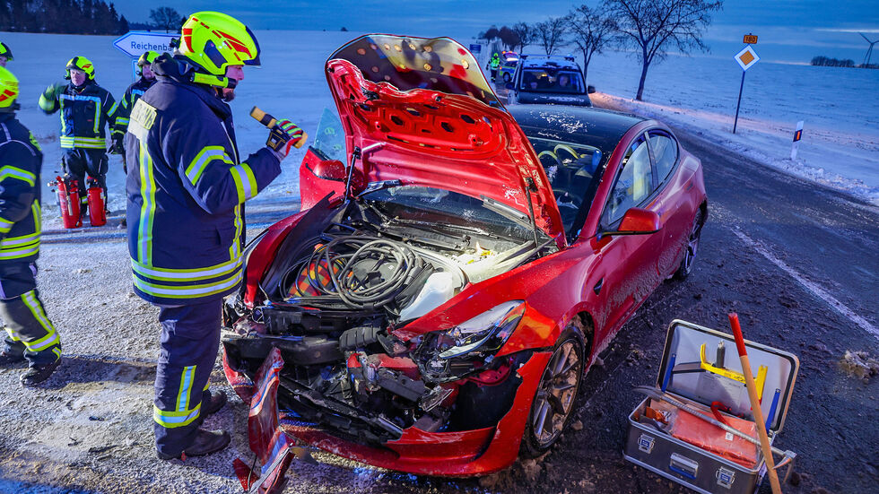 Beide Fahrer wurden bei dem Unfall verletzt. Beide Fahrer wurden bei dem Unfall verletzt.