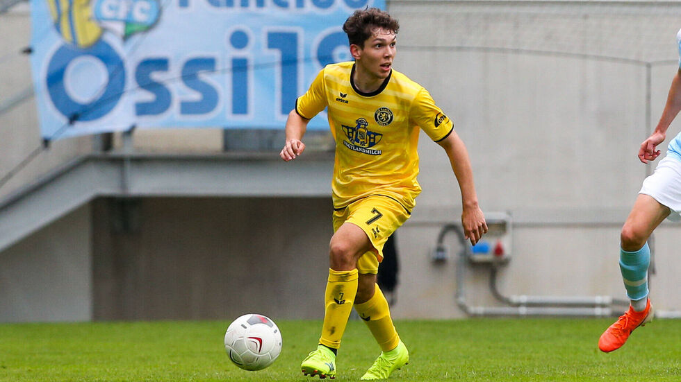 Yannic Voigt im Trikot des VFB Auerbach beim Sachsenpokal-Viertelfinale im Mai 2021 Yannic Voigt im Trikot des VFB Auerbach beim Sachsenpokal-Viertelfinale im Mai 2021