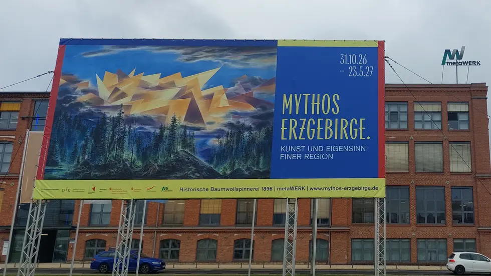 Werbebanner vorm Ausstellungsgebäude Werbebanner vorm Ausstellungsgebäude