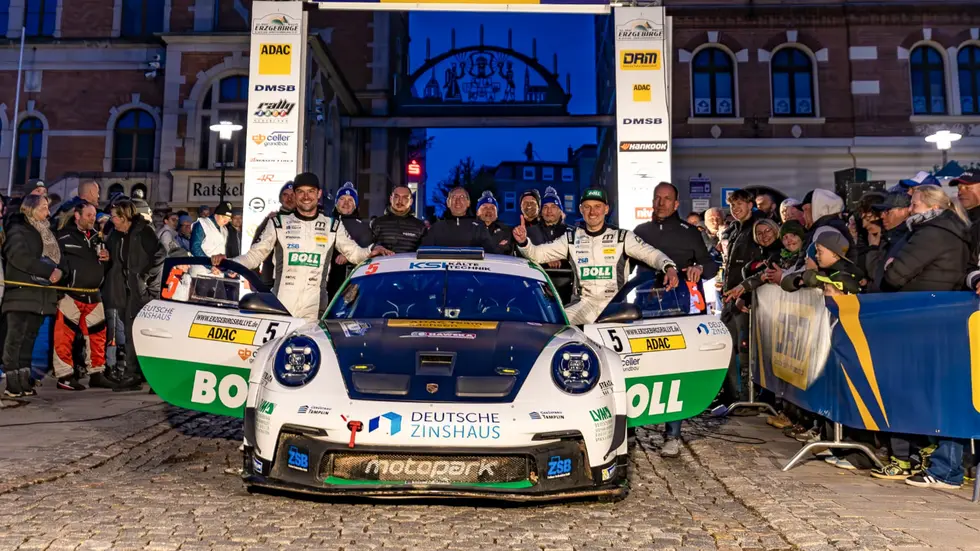 Große Freude bei Julius Tannert (r.) und Co-Pilot Pirmin Winkelhofer über Platz drei bei der "Erze". Große Freude bei Julius Tannert (r.) und Co-Pilot Pirmin Winkelhofer über Platz drei bei der "Erze".