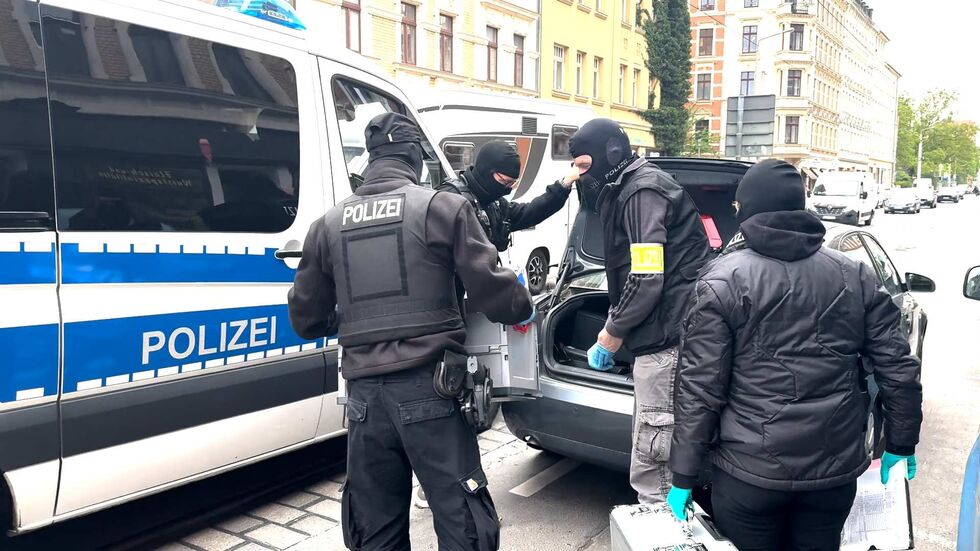 Hier wird beschlagnahmtes Beweismaterial verladen.