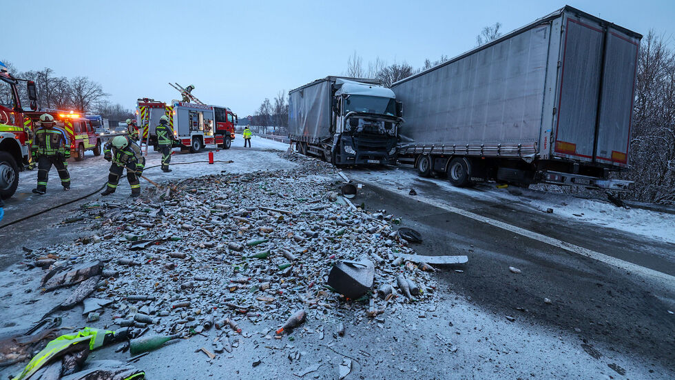 Die Bergungs- und Aufräumarbeiten dauerten mehrere Stunden Die Bergungs- und Aufräumarbeiten dauerten mehrere Stunden