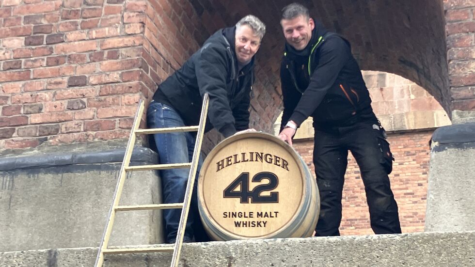 Brennmeister Jörg Hans (l.) mit Fassmeister Mike Michalski in der Göltzschtalbrücke Brennmeister Jörg Hans (l.) mit Fassmeister Mike Michalski in der Göltzschtalbrücke