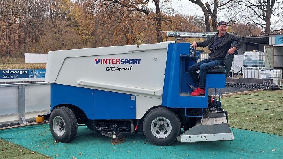 Projektkoordinator Elfried Ralf Börner auf der Eismaschine.