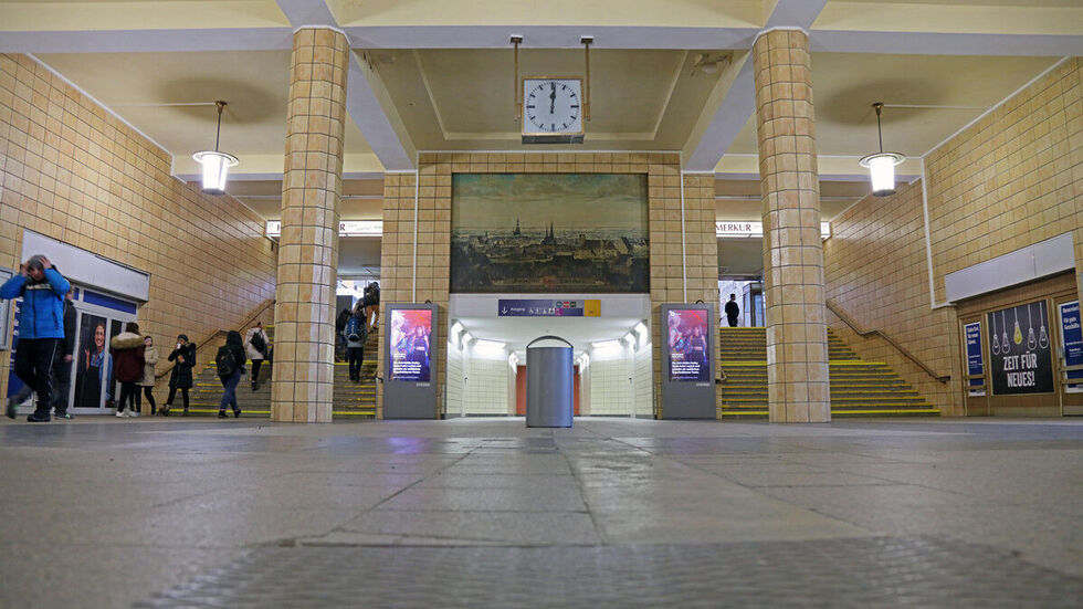 In der Empfangshalle im Zwickauer Hauptbahnhof ist die Zeit stehen geblieben. 