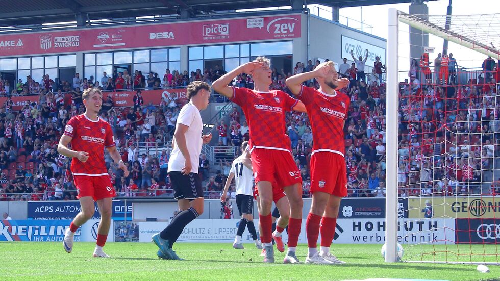 Maximilian Somnitz (re.) beim Torjubel mit Lukas Eixler. 