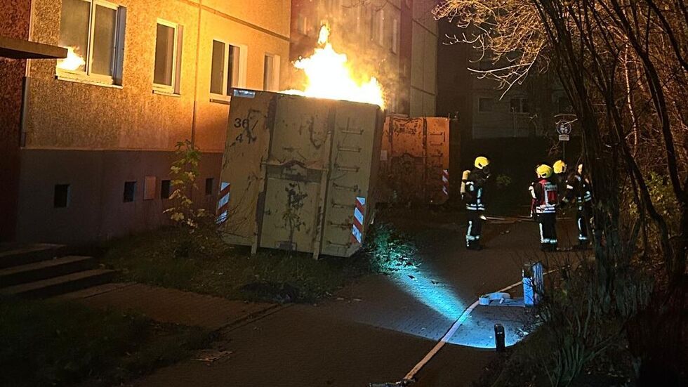 Als die Feuerwehr vor Ort eintraf, stand der Container-Inhalt in Vollbrand.