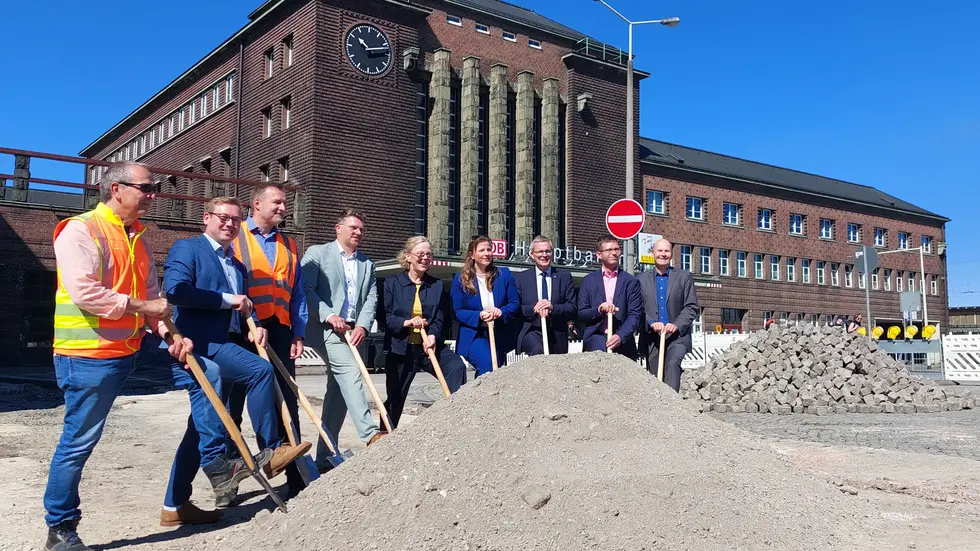 Der Spatenstich am Donnerstagvormittag erfolgte im Beisein von Staatsministerin Regina Kraushaar (Mitte).