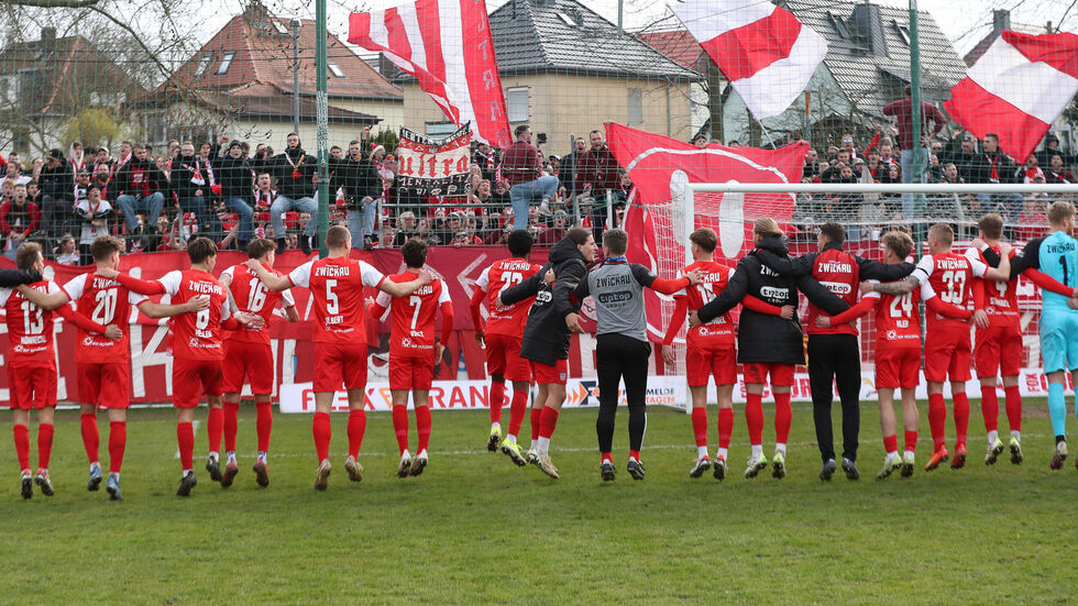 Der FSV feiert mit seinen Fans den Auswärtssieg gegen die Leutzscher. Der FSV feiert mit seinen Fans den Auswärtssieg gegen die Leutzscher.