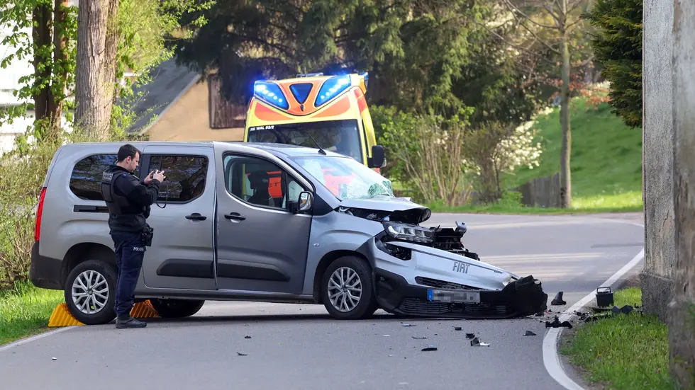 Der Transporter war am frühen Dienstagmorgen gegen die Hausecke gefahren.