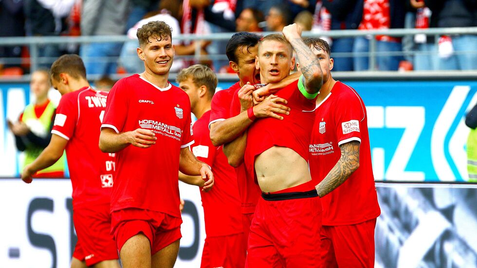 Zimmermann und seine Teamkollegen jubeln nach dem Ausgleich. Zimmermann und seine Teamkollegen jubeln nach dem Ausgleich.