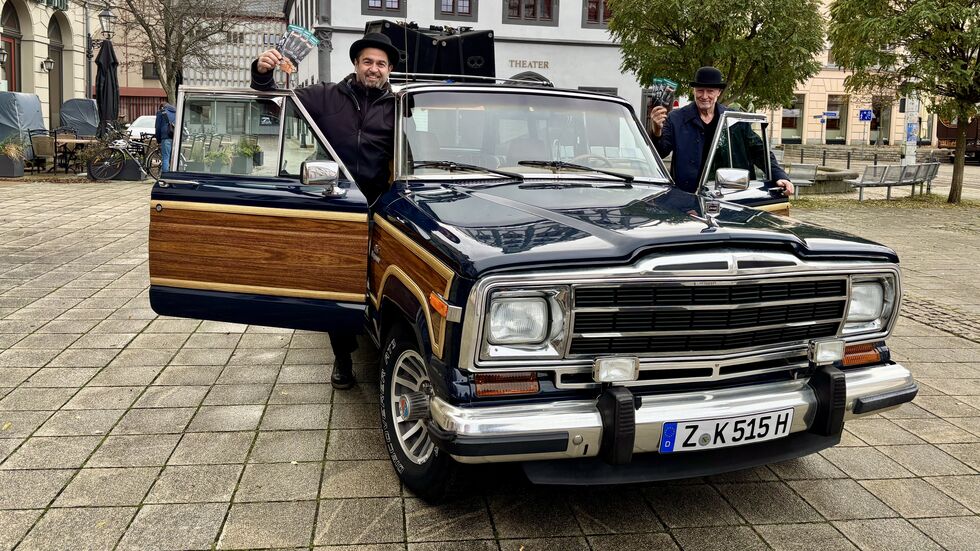 Vor dem Gewandhaus haben GMD Leo Siberski (l.) und Kurt Fliegerbauer am Dienstagvormittag ihre Werbetour gestartet. 