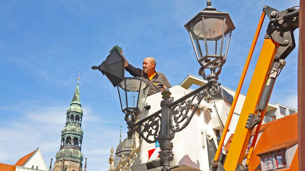Ein Mitarbeiter des Bauhofs putzt die Laternen. Ein Mitarbeiter des Bauhofs putzt die Laternen.
