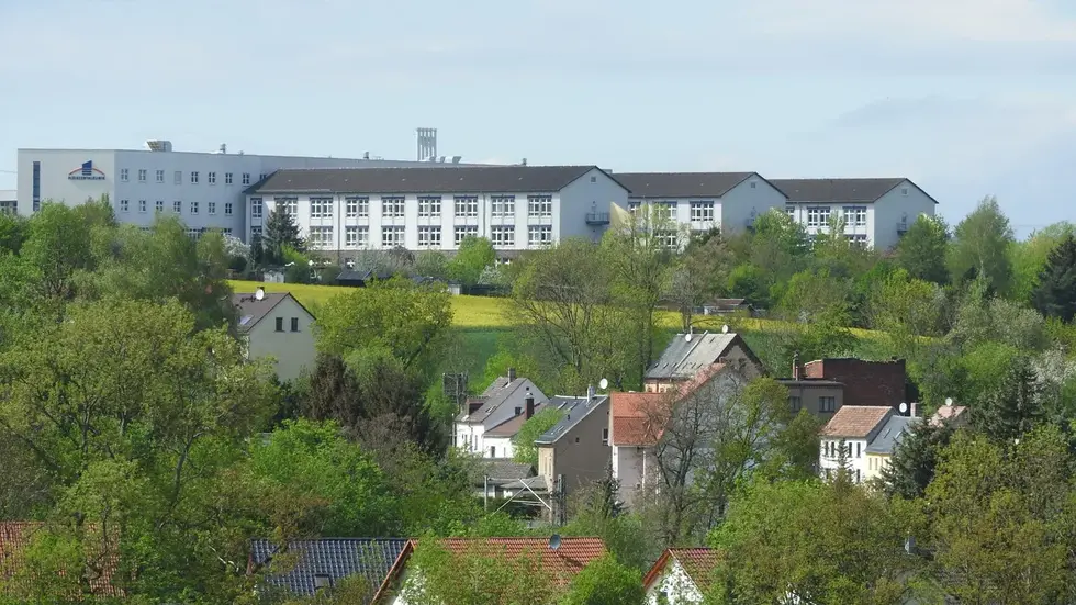 Die Pleißentalklinik thront über der Stadt Werdau. 