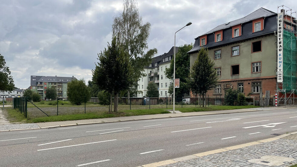 Das markante Eckhaus Pölbitzer Straße / Franz-Mehring-Straße soll etwa im Herbst nächsten Jahres fertig saniert sein. Daneben und im "Hof" sind Mehrfamilienhäuser geplant. Das markante Eckhaus Pölbitzer Straße / Franz-Mehring-Straße soll etwa im Herbst nächsten Jahres fertig saniert sein. Daneben und im "Hof" sind Mehrfamilienhäuser geplant.