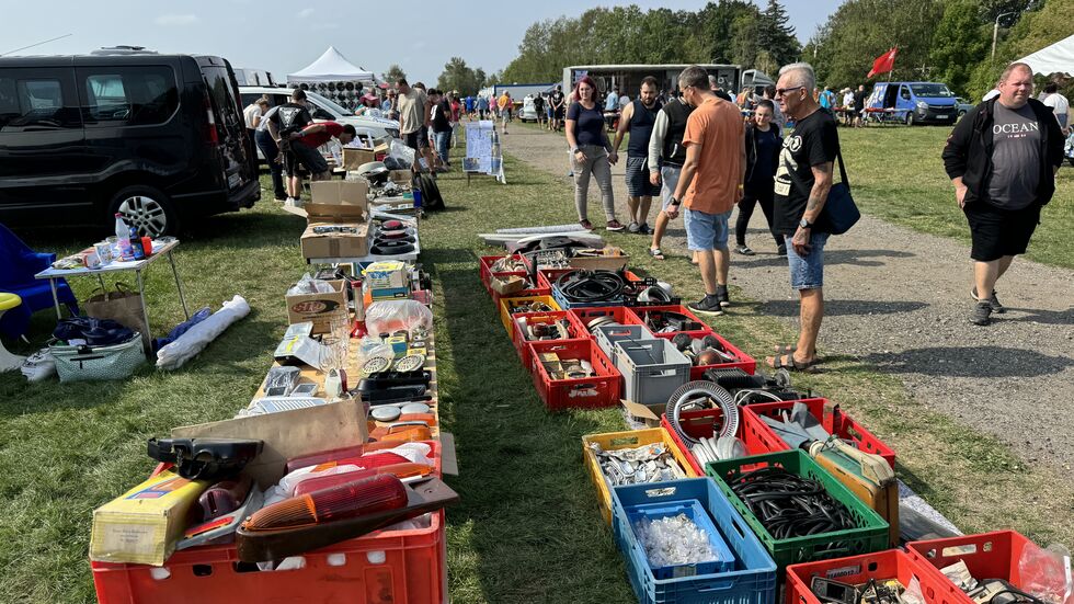 Auf dem Teilemarkt konnten Hobbyschrauber stöbern. Auf dem Teilemarkt konnten Hobbyschrauber stöbern.