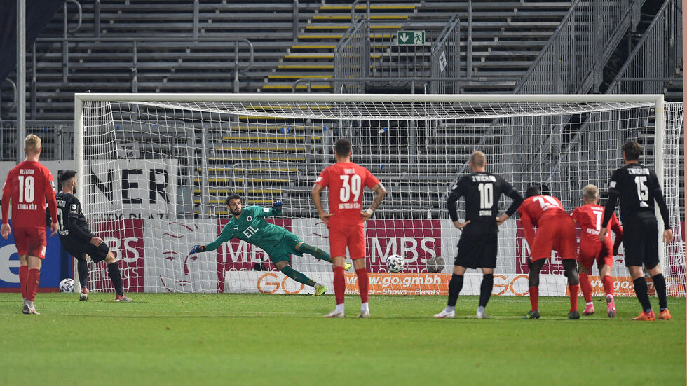 Morris Schröter verwandelt den Elfmeter zum Ausgleich für den FSV Morris Schröter verwandelt den Elfmeter zum Ausgleich für den FSV