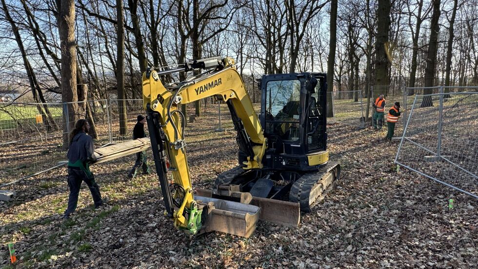 Arbeiter beim Einrichten der Baustelle