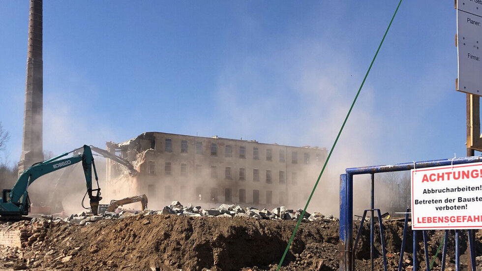Nachdem der Asbest entfernt wurde, kann jetzt das Hochgebäude abgerissen werden. © Ralph Köhler Nachdem der Asbest entfernt wurde, kann jetzt das Hochgebäude abgerissen werden. © Ralph Köhler
