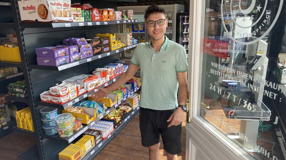 Karoj Roshan freut sich, dass endlich Leben in den "Twenty4seven"-Shop zieht. Karoj Roshan freut sich, dass endlich Leben in den "Twenty4seven"-Shop zieht.