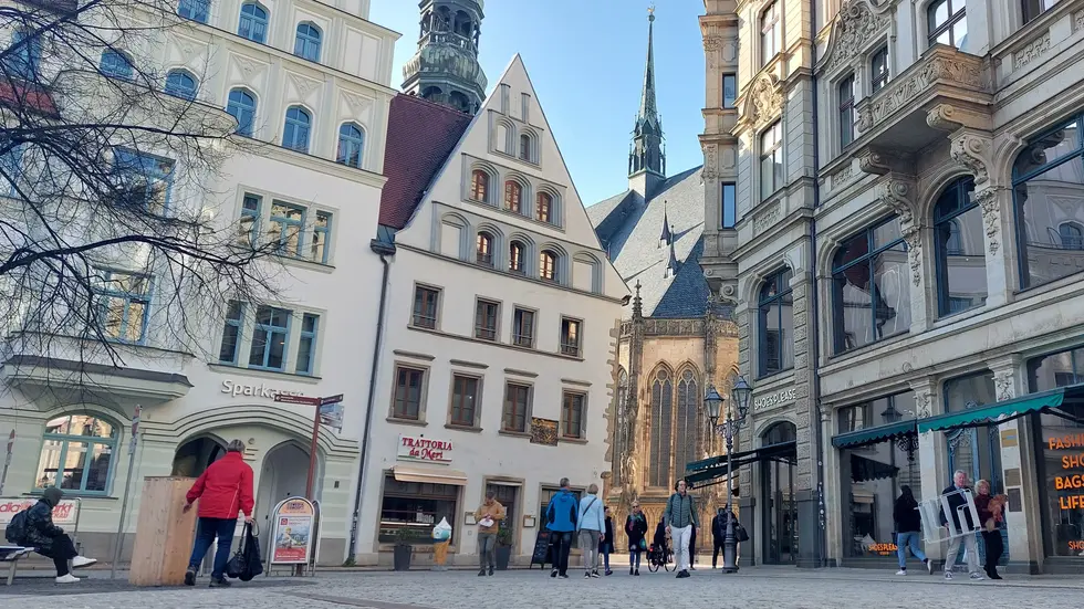 Das Römerhaus am Hauptmarkt befindet sich direkt neben dem Dom.
