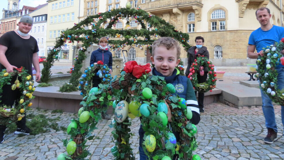Gut zehn freiwillige Helfer haben den Osterbrunnen auf dem Werdauer Markt dekoriert. 