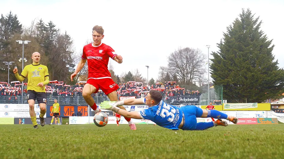 Lennert Möbius im Duell mit VfB-Keeper Maximilian Schlosser. Lennert Möbius im Duell mit VfB-Keeper Maximilian Schlosser.