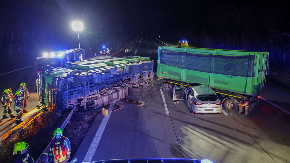 Ein PKW krachte in den verunfallten LKW. Ein PKW krachte in den verunfallten LKW.