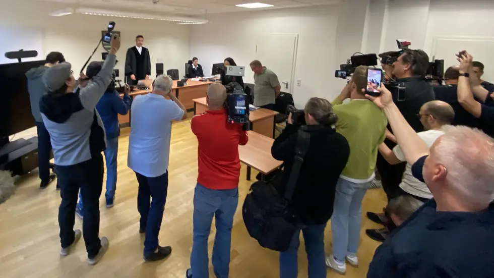Kurz vor Beginn des Prozesses am Amtsgericht Eilenburg filmen und fotografieren etliche Reporter im Gerichtssaal - hinten Richter Peter Gottschaldt (42), rechts auf der Anklagebank der frühere Feuerwehrmann Ray Lange (55) aus Taucha. Kurz vor Beginn des Prozesses am Amtsgericht Eilenburg filmen und fotografieren etliche Reporter im Gerichtssaal - hinten Richter Peter Gottschaldt (42), rechts auf der Anklagebank der frühere Feuerwehrmann Ray Lange (55) aus Taucha.