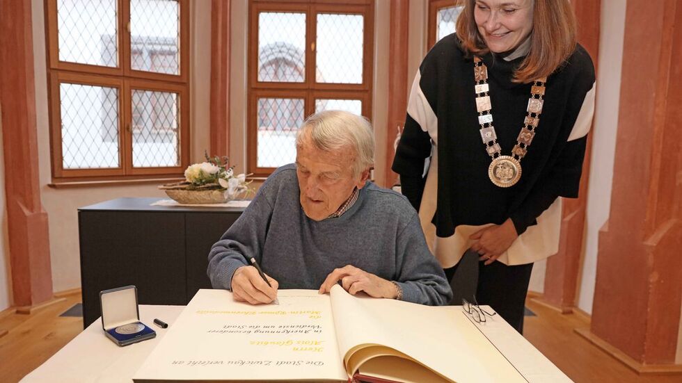 Im Januar 2023 schrieb sich Alois Glaubitz ins Ehrenbuch der Stadt Zickau ein - ihm zur Seite Oberbürgermeisterin Constance Arndt.  Im Januar 2023 schrieb sich Alois Glaubitz ins Ehrenbuch der Stadt Zickau ein - ihm zur Seite Oberbürgermeisterin Constance Arndt.