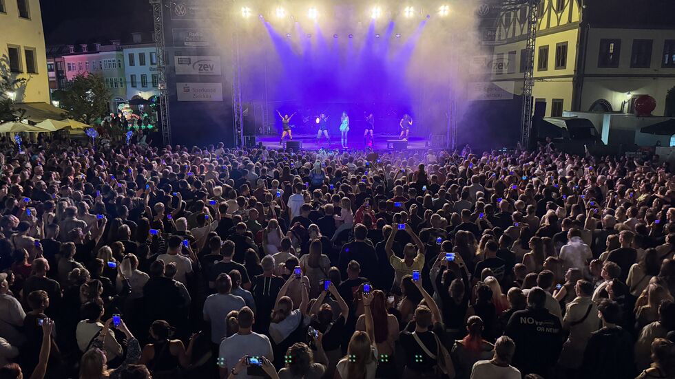 Hauptmarkt am Samstag - auch hinter der Tontechnik standen noch viele Besucher und erlebten das Konzert von Leony mit.