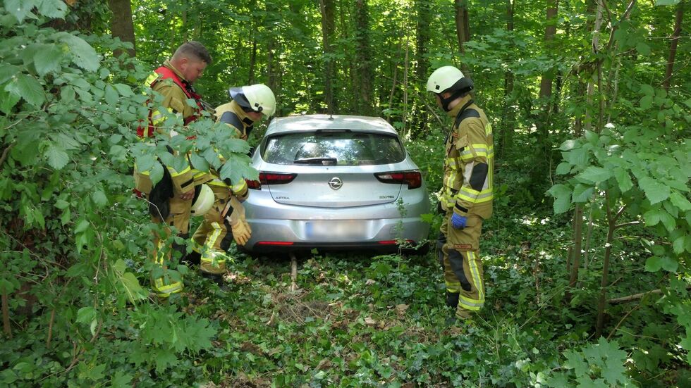 Feuerwehrleute retteten das gefangene Rentnerpärchen aus ihrem Opel.