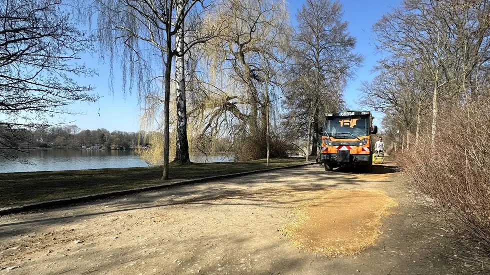 In die Löcher wurde ein Splitt-Sand-Gemisch gerüttelt. In die Löcher wurde ein Splitt-Sand-Gemisch gerüttelt.