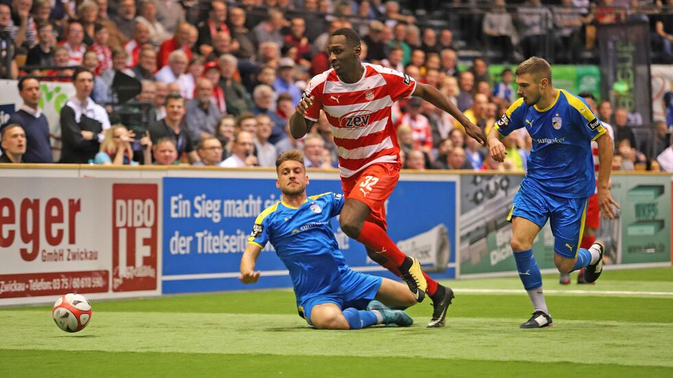 Tarsis Bonga wurde beim ZEV Hallenmasters zum besten Spieler gewählt. Tarsis Bonga wurde beim ZEV Hallenmasters zum besten Spieler gewählt.