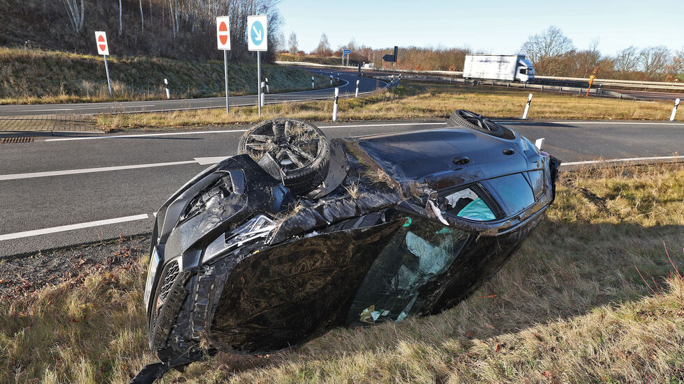 Der Cupra kam beim Abfahren in der Kurve von der Straße ab. Der Cupra kam beim Abfahren in der Kurve von der Straße ab.