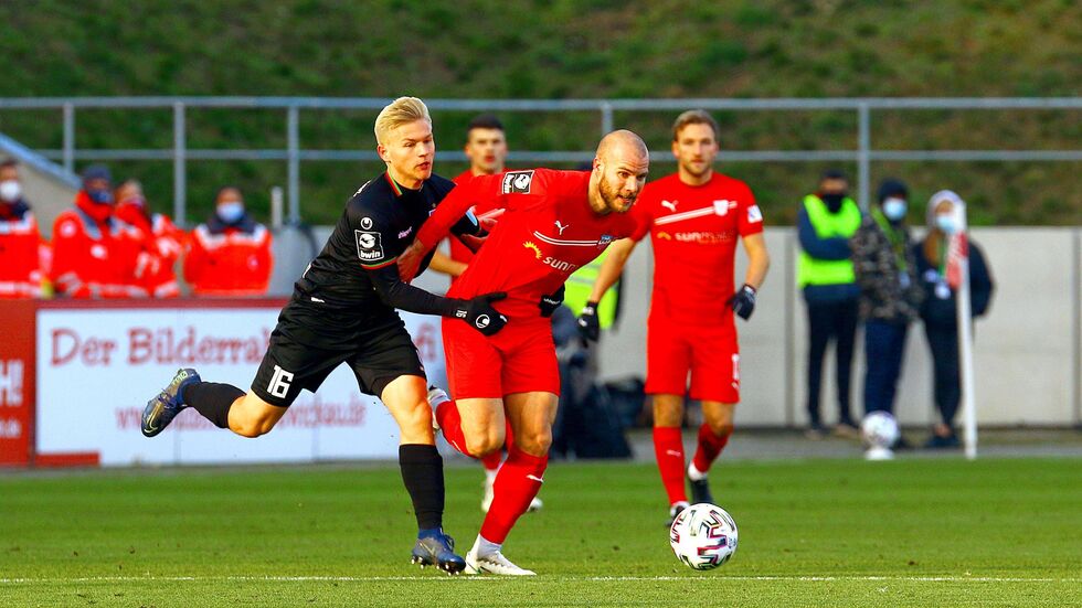 Manfred Starke im Zweikampf mit dem Magdeburger Andreas Müller 